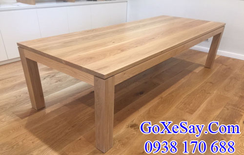 bàn và sàn nhà làm bằng gỗ sồi (gỗ oak)